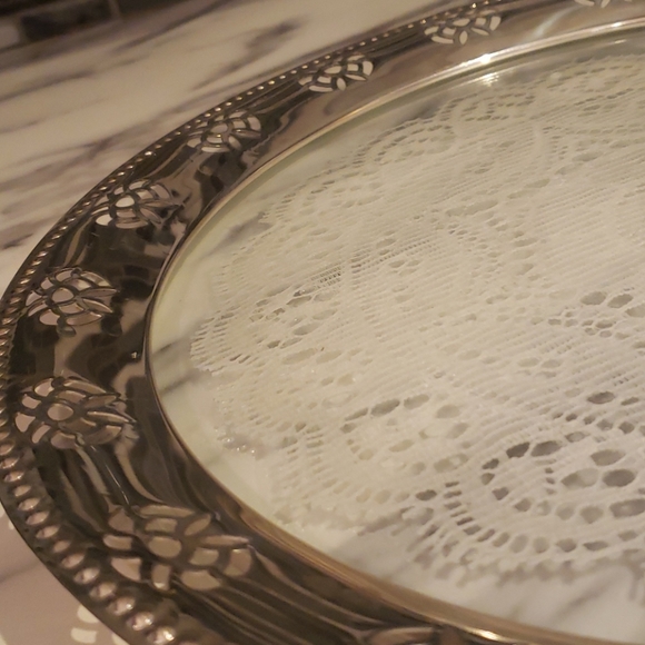 Vintage serving tray with doily - Picture 4 of 8